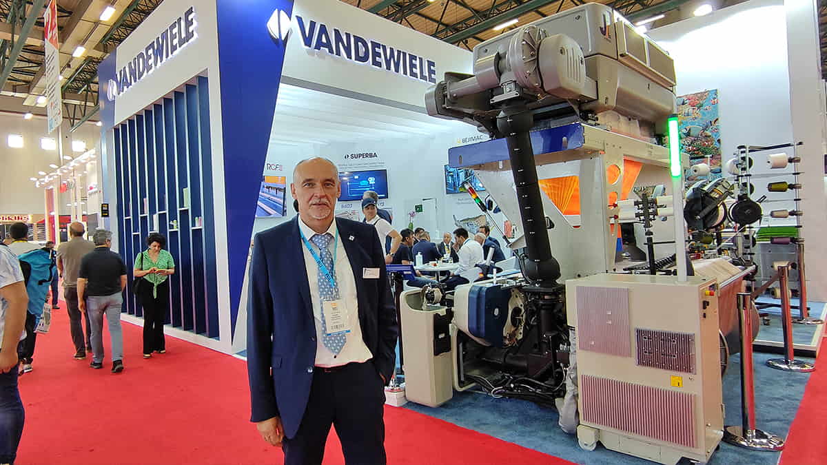 AEQCT  The new Vandewiele RCE2+ digital carpet weaving machine at ITMA 2019