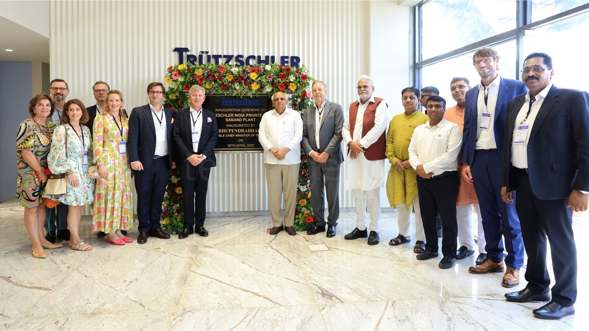 Kutlamada, Trützschler ve Schürenkrämer aileleri ve Trützschler Group yönetim ekibi, Trützschler India CEO’su Joseph Thomson ile birlikte, aralarında Gujarat Başbakanı Shri Bhupendra Bhai Patel, Hindistan’daki Almanya Başkonsolosluğu Achim Fabig ve Parlamento Üyesi Shri Parshottam Ji Rupala’nın da bulunduğu seçkin bir konuk grubunu sıcak bir şekilde karşıladı Görsel Kaynak: Truetzschler