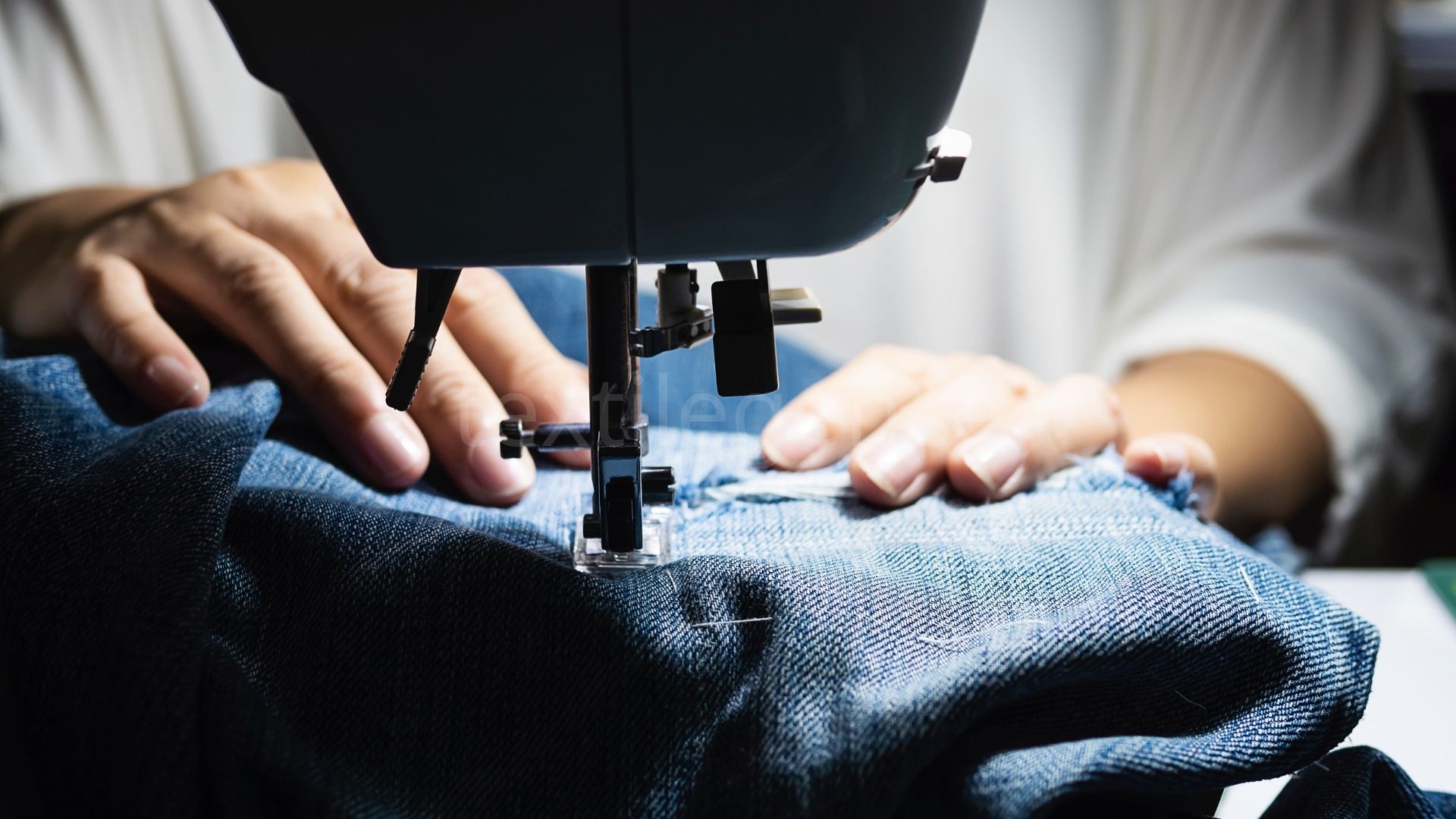 While the total number of employment in the textile and apparel industries hovered above 1 million in 2020-2023, this number dropped to 959,395 according to year-end data for 2024 Image Source: Freepik / jcomp