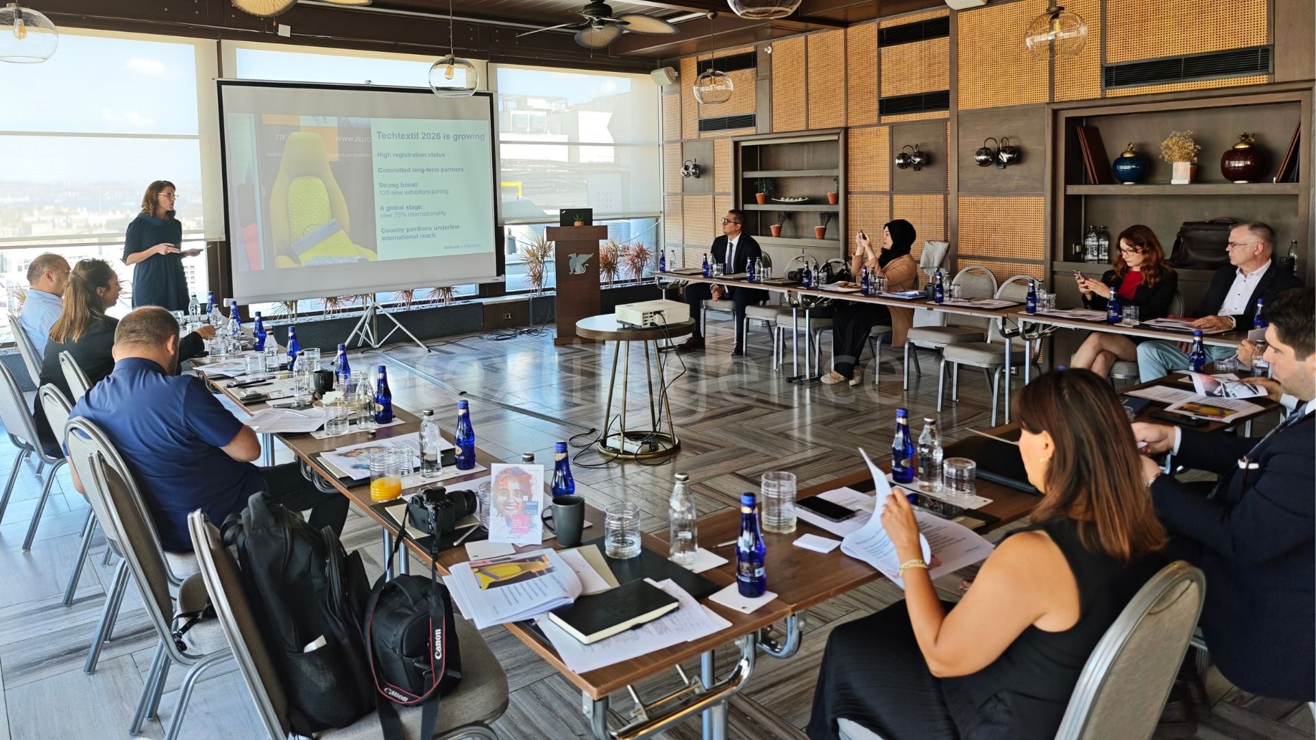 Fuarların tanıtımı için İstanbul’da düzenlenen basın toplantısına Techtextil ve Texprocess Fuar Direktörü Sabine Scharrer, VDMA ve TFL İdari Yöneticisi Elgar Staub, İTHİB Yönetim Kurulu Üyesi Murat Şahinler, Messe Frankfurt İstanbul Satış ve Pazarlama Direktörü M. Can Yümer katılarak bilgi verdi   Görsel Kaynak: Textilegence