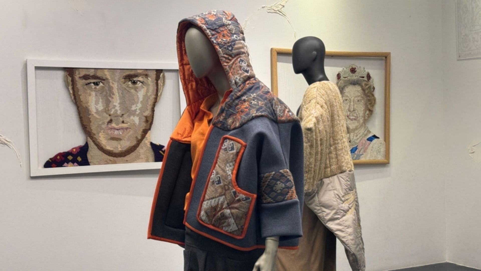 Dokuma sanatını bir kültürel bellek ve ifade biçimi olarak ele alan dokuma sanatçısı Fırat Neziroğlu, Londra, İstanbul, Münih ve Paris gibi dünyanın pek çok büyük şehrinde düzenlenen sergilerde yer alarak geleneksel Anadolu dokumacılığının tüm dünyaya tanıtılmasında önemli bir rol oynuyor   Görsel Kaynak: Özlem Limon/AA