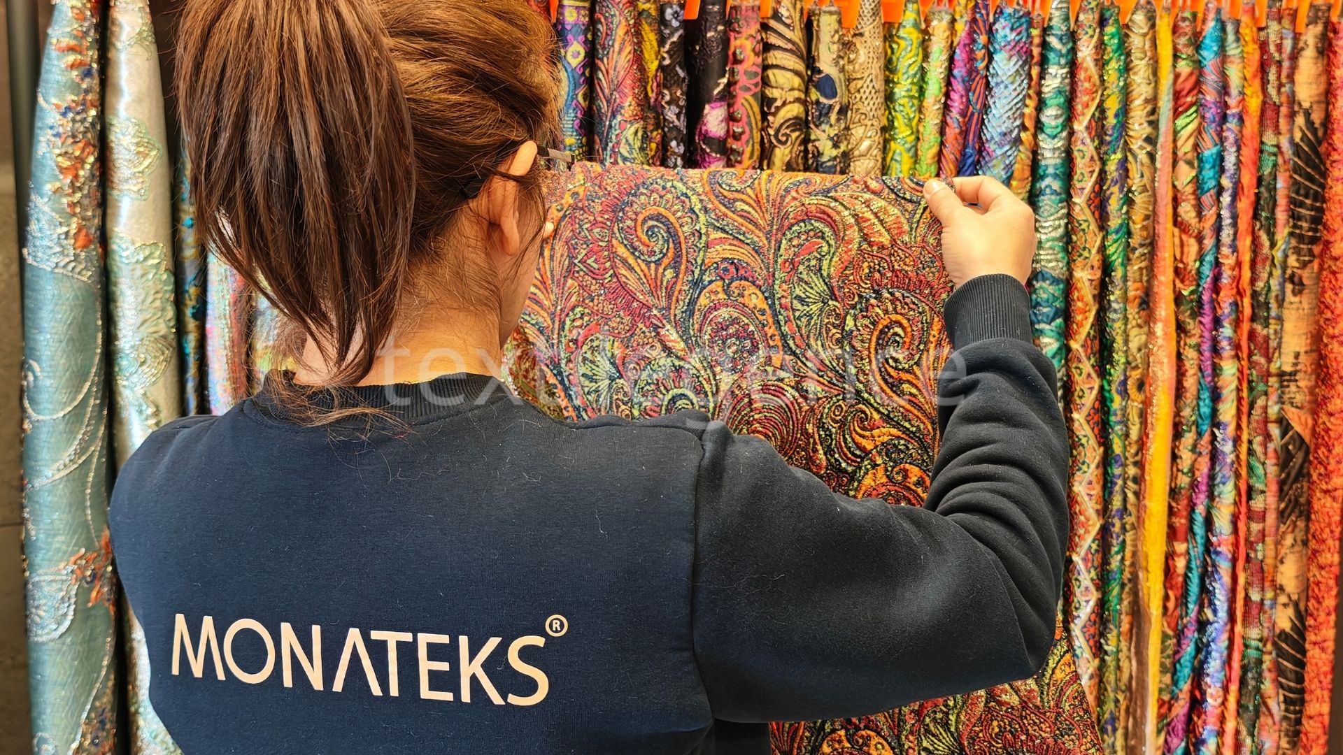Yüksek moda segmentine yönelik kumaşlar geliştiren Monateks, görsel açıdan dikkat çekici jakarlı kumaşlar üretirken, Itema dokuma çözümleriyle üretim performansını da artırıyor Görsel Kaynak: NEFA