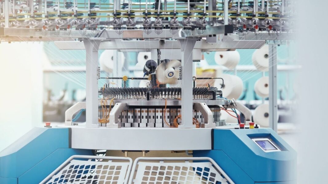 Tekstil teknolojileri, sistemleri ve makineleri de özellikle kaynak kullanımı ve atıkların yoğun olduğu üretim süreçlerinin iyileştirilmesinde en fazla dönüştürücü güce sahip Görsel Kaynak: Canva